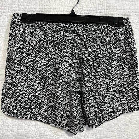 Banana Republic Black & White Diamond Pattern Shorts, Size 0 - Picture 2 of 10